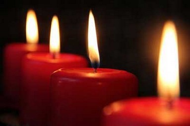 Advent - vier rote, brennende Kerzen
